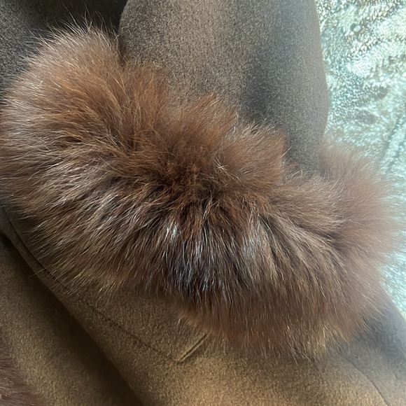 Elegant Brown Fox Fur-Trimmed Women's Cashmere Coat - Picture 4 of 11